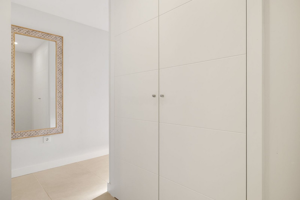 Middle Floor Apartment in Estepona — photo 1 of 31