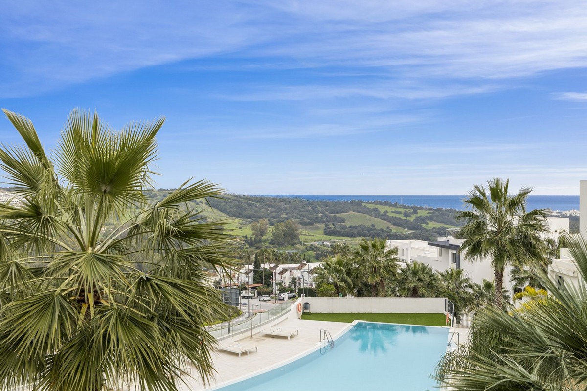Middle Floor Apartment in Estepona — photo 1 of 34