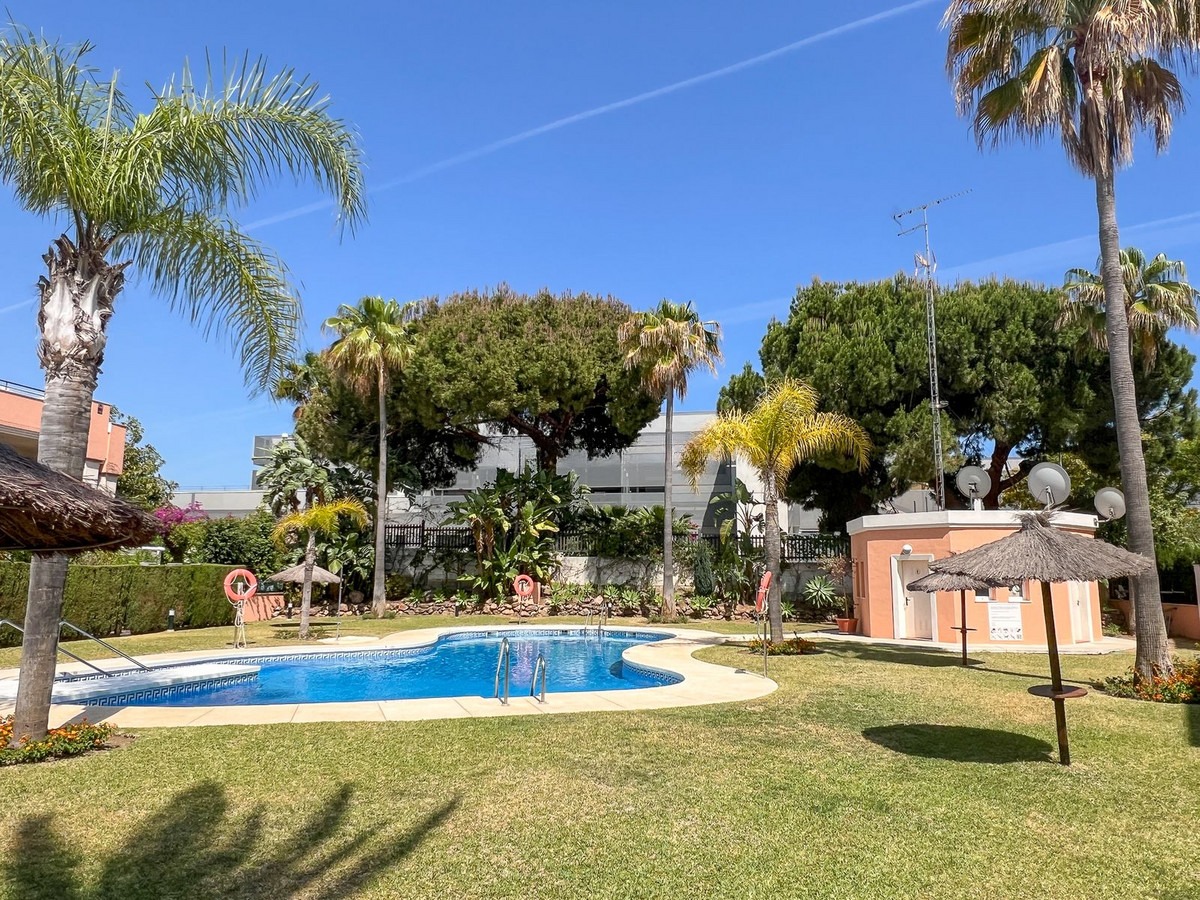 Middle Floor Apartment in Marbella — photo 1 of 29
