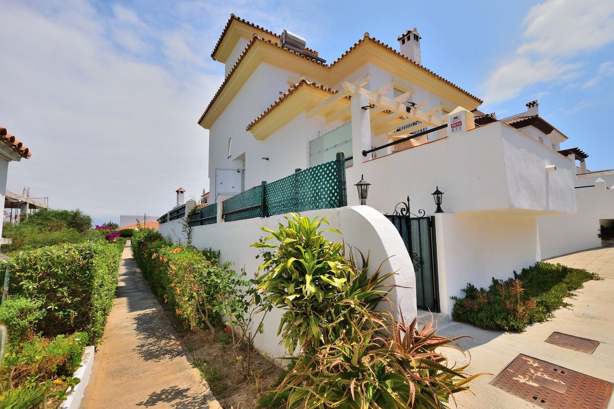 Semi-Detached House in San Luis de Sabinillas — photo 1 of 30