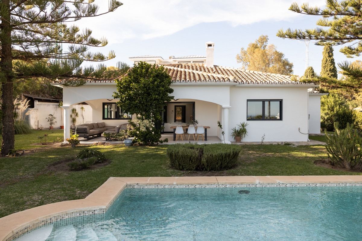 Detached Villa in La Quinta — photo 1 of 39