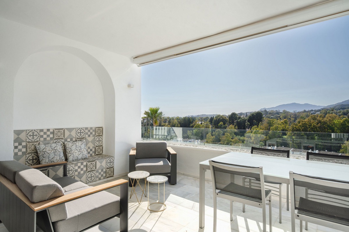 Middle Floor Apartment in Benahavís — photo 1 of 28