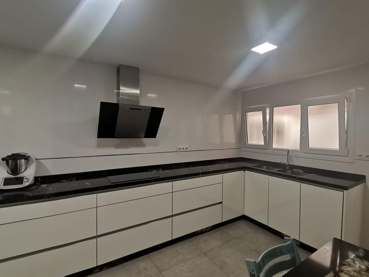Middle Floor Apartment in El Palo — photo 1 of 33
