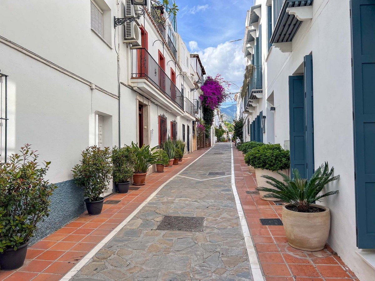 Townhouse in Marbella — photo 1 of 33