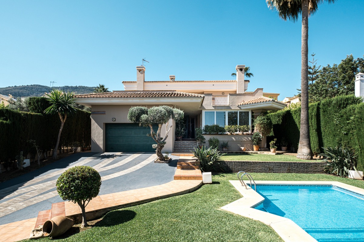Detached Villa in Alhaurín de la Torre — photo 1 of 60