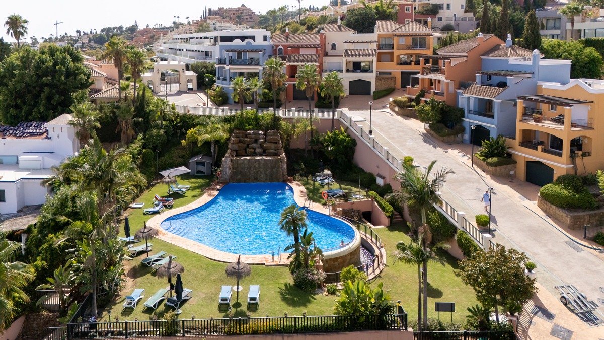 Townhouse in Nueva Andalucía — photo 1 of 30