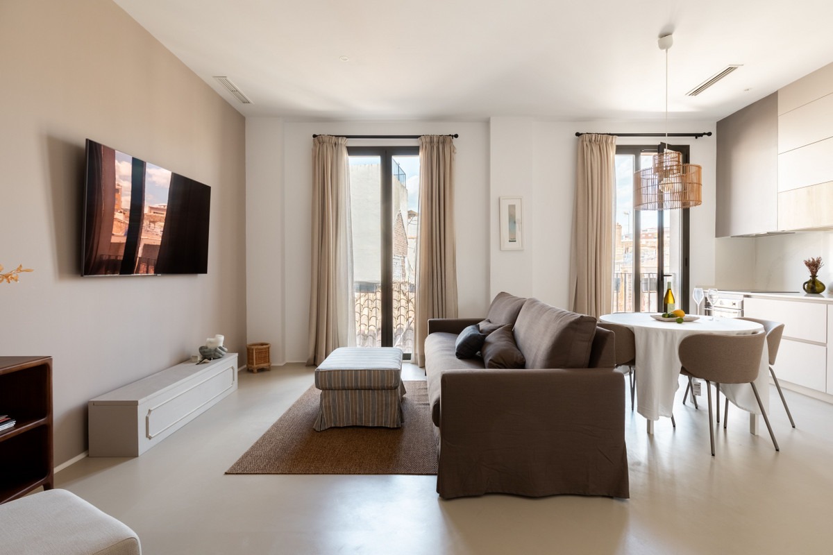 Middle Floor Apartment in Málaga — photo 1 of 20