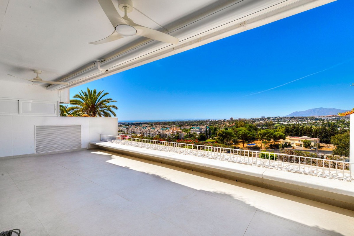 Middle Floor Apartment in Marbella — photo 1 of 35