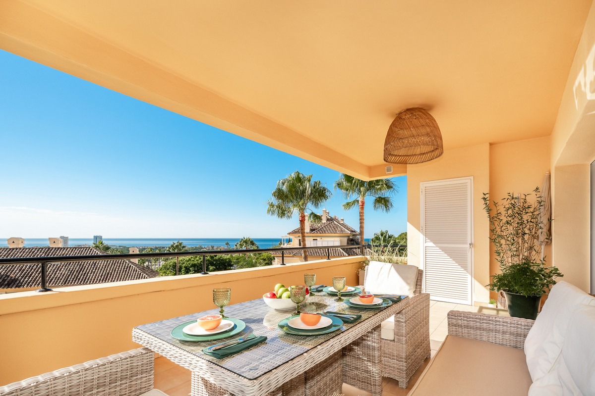 Middle Floor Apartment in Elviria — photo 1 of 36