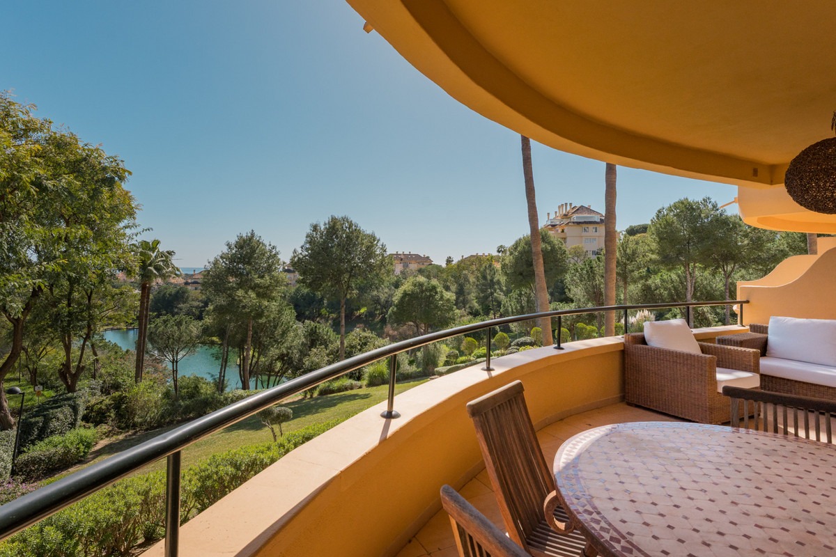 Middle Floor Apartment in Elviria — photo 1 of 32