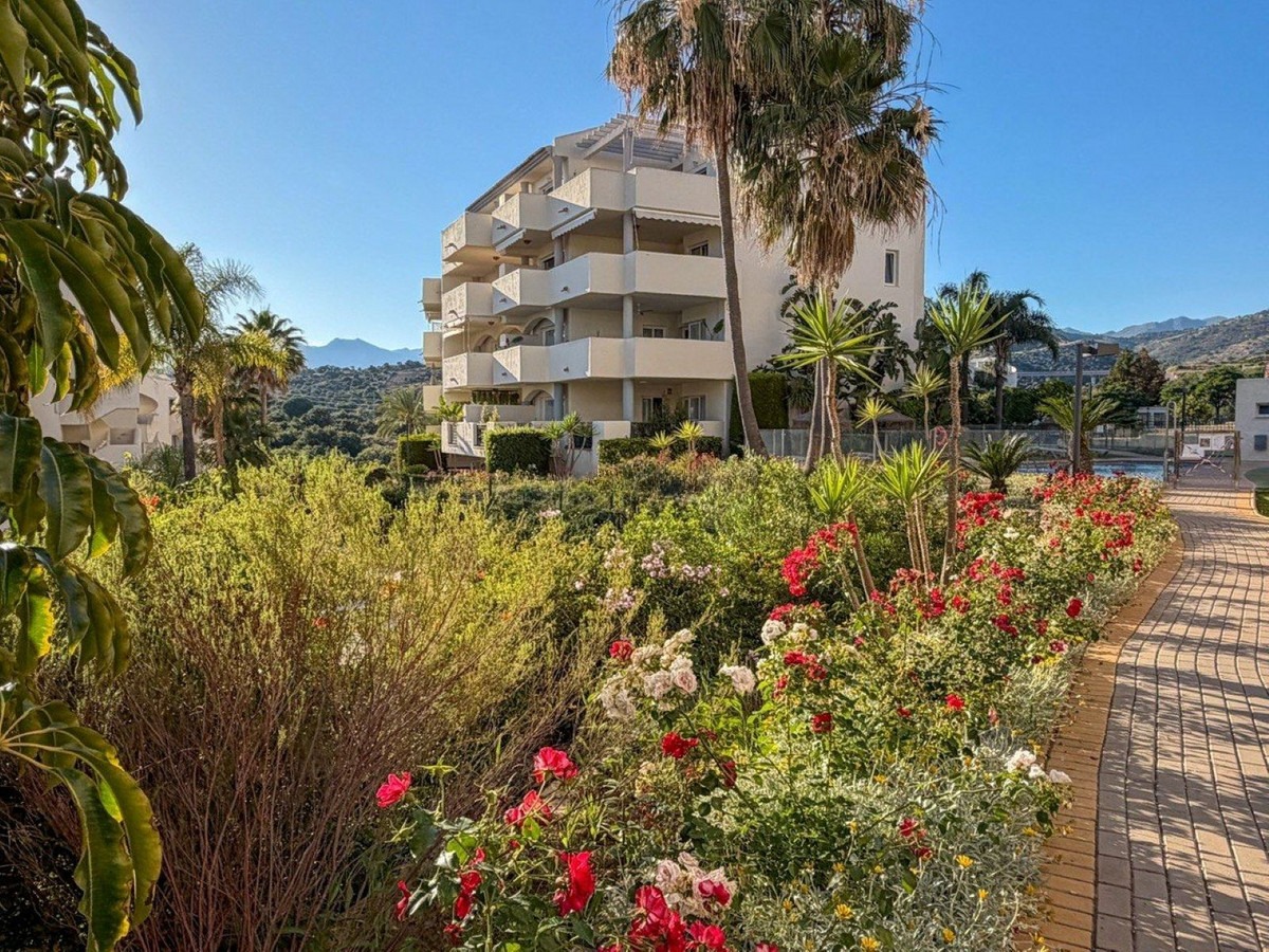 Middle Floor Apartment in Elviria — photo 1 of 26