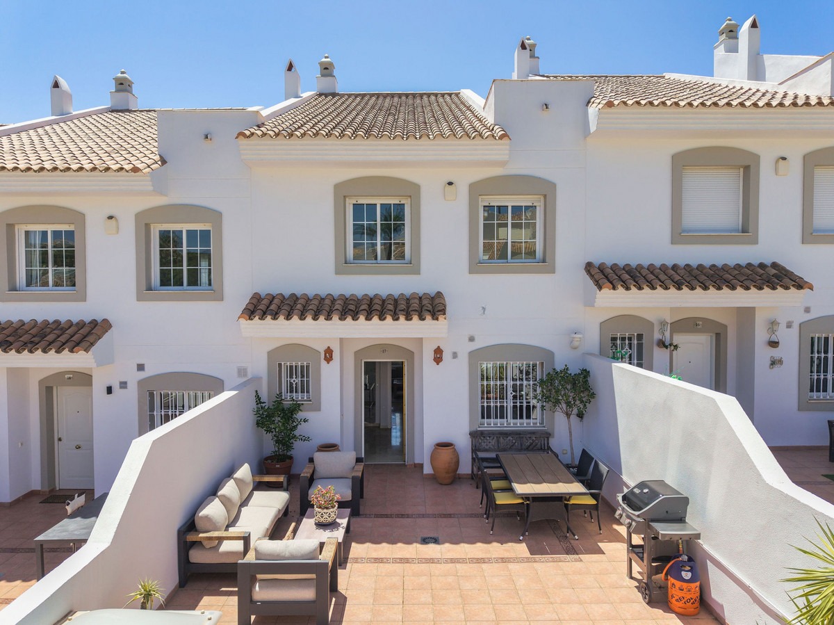Townhouse in Nueva Andalucía — photo 1 of 24