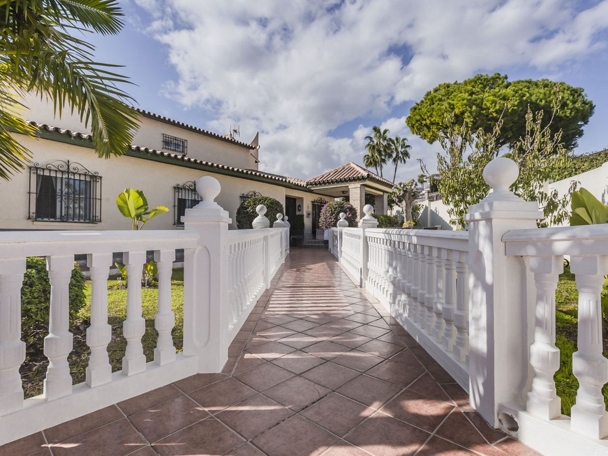 Detached Villa in Benalmadena Costa — photo 1 of 32