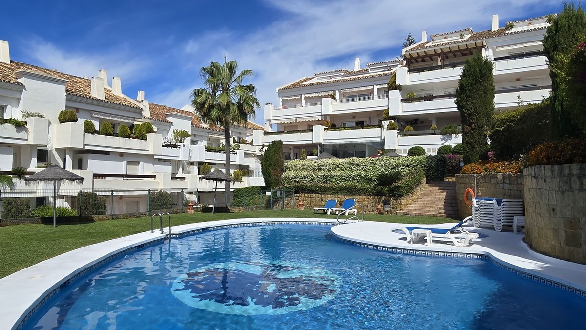 Middle Floor Apartment in Nueva Andalucía — photo 1 of 13