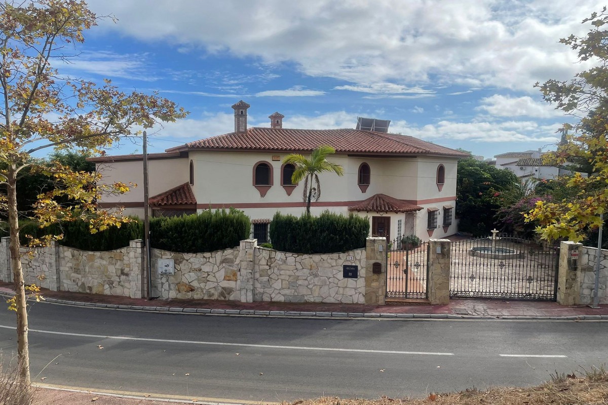 Detached Villa in Benalmadena Costa — photo 1 of 67