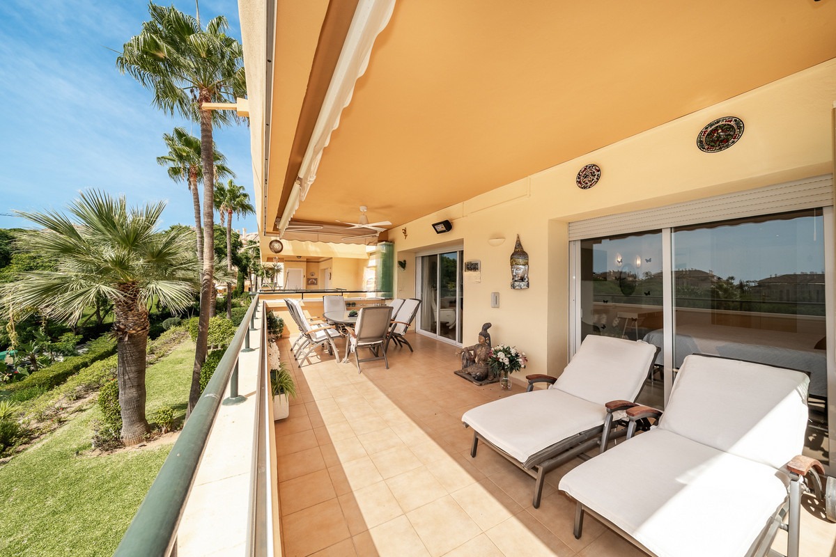 Middle Floor Apartment in Elviria — photo 1 of 34