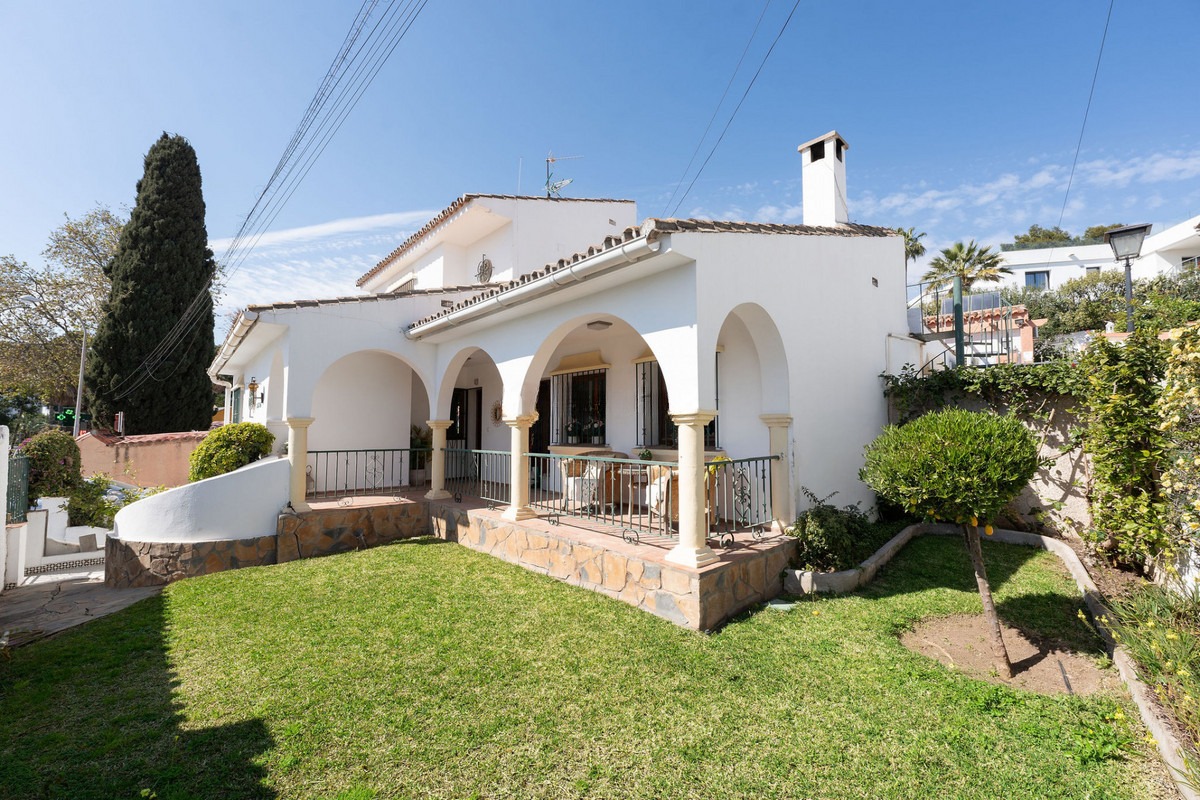 Detached Villa in La Campana — photo 1 of 30