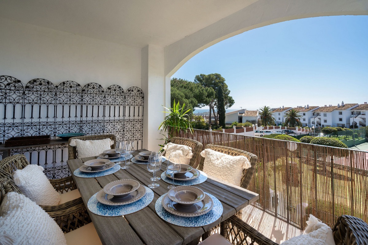 Middle Floor Apartment in Nueva Andalucía — photo 1 of 27
