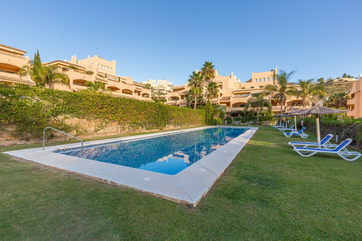 Penthouse in Elviria — photo 1 of 16