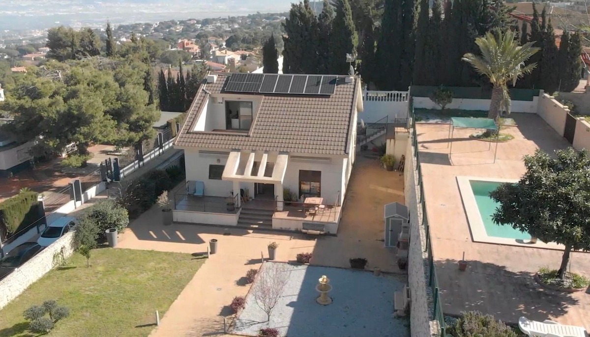 Detached Villa in Alhaurín de la Torre — photo 1 of 12
