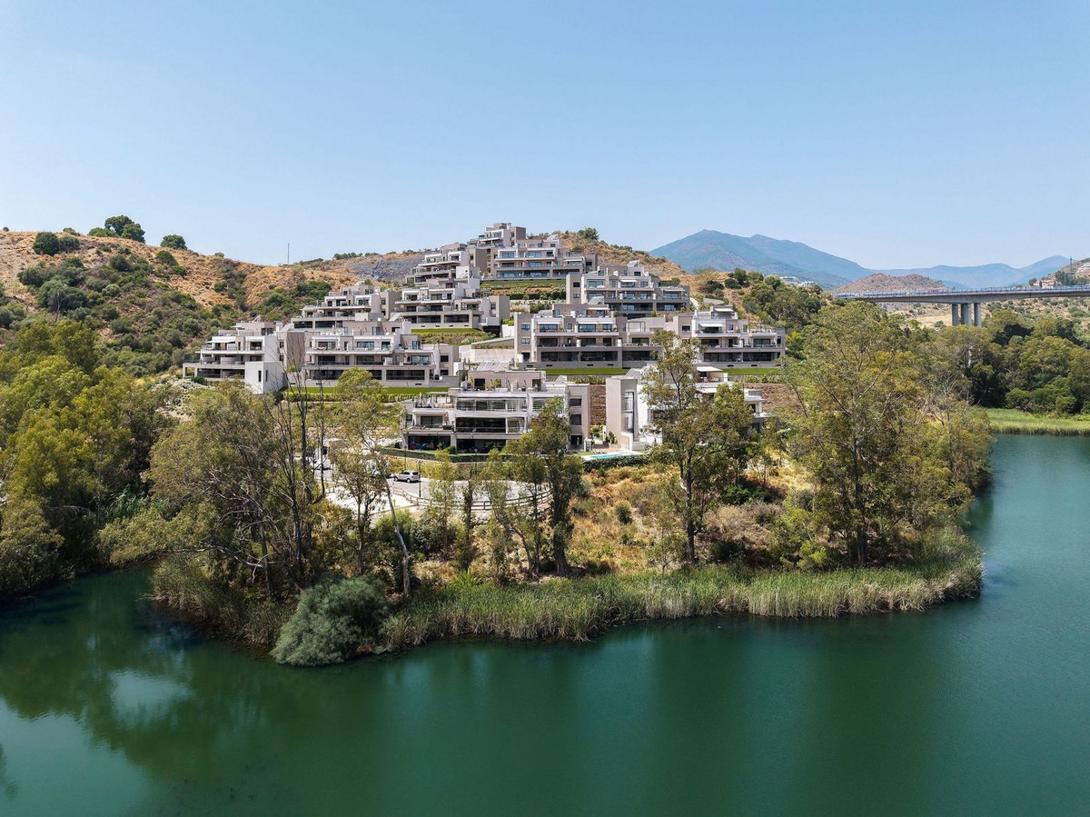 Penthouse in Nueva Andalucía — photo 1 of 49